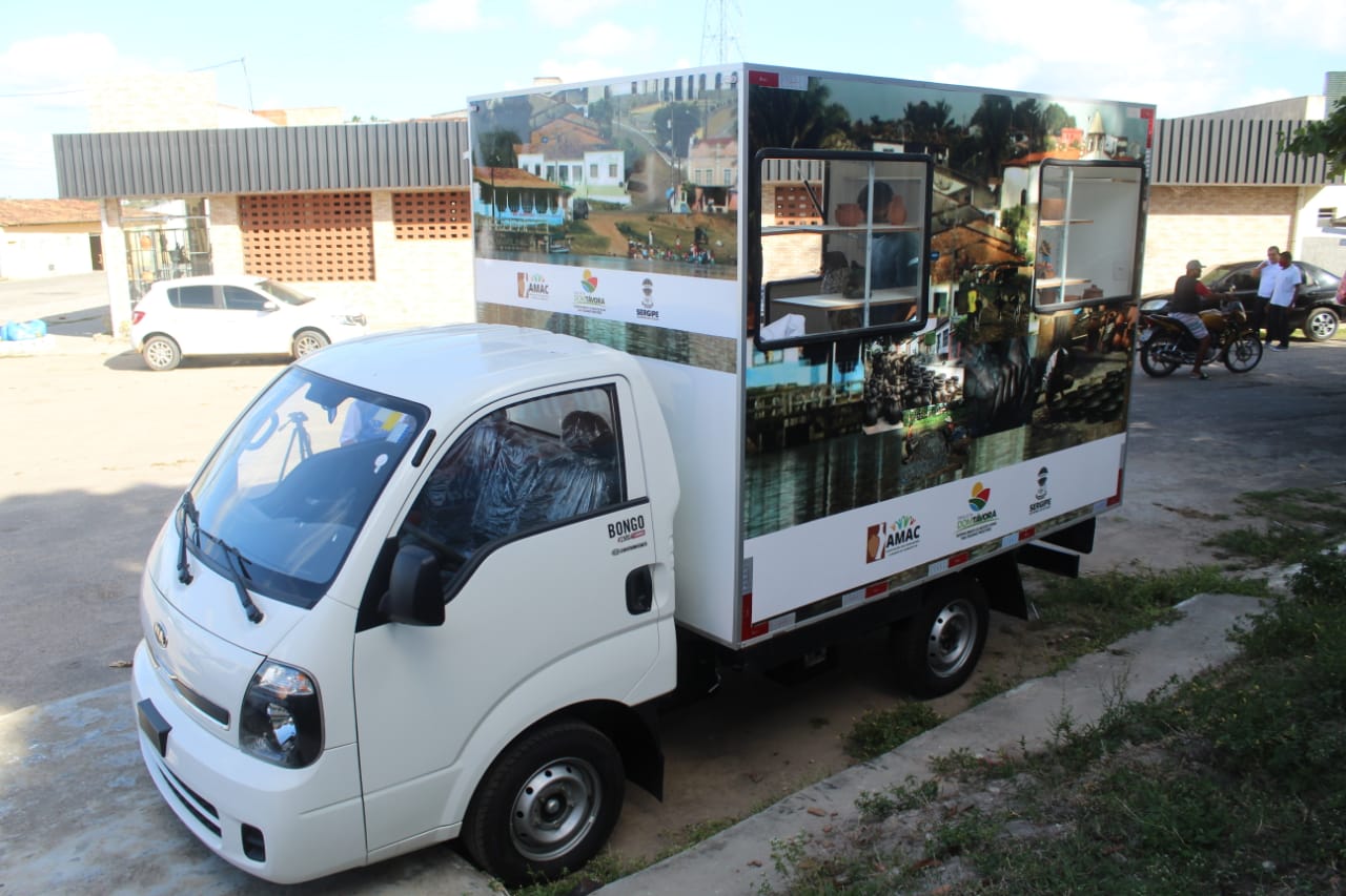 Artesãos de Santana do São Francisco recebem veículo adaptado para transporte e comercialização da produção