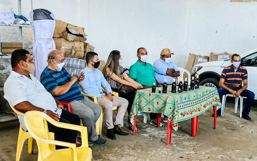 Apicultores beneficiados pelo Projeto Dom Távora recebem equipamentos e insumos em Japoatã