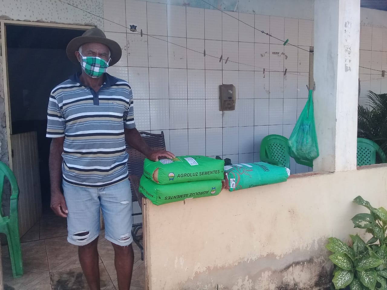 Agricultores familiares de 11 municípios recebem sementes de milho, feijão e sorgo