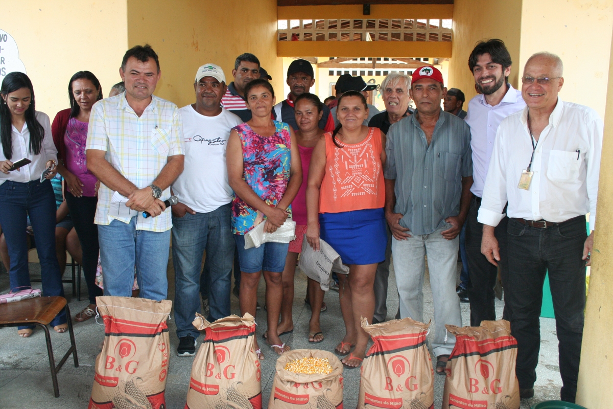 Governo inicia distribuição de 200 toneladas de sementes de milho e 17 mil horas de trator