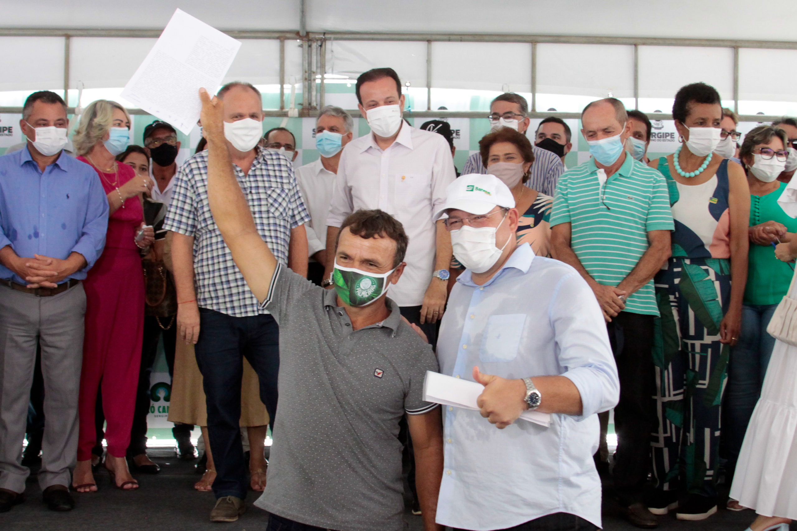 Agricultores recebem escrituras de suas terras através do Pró-Campo