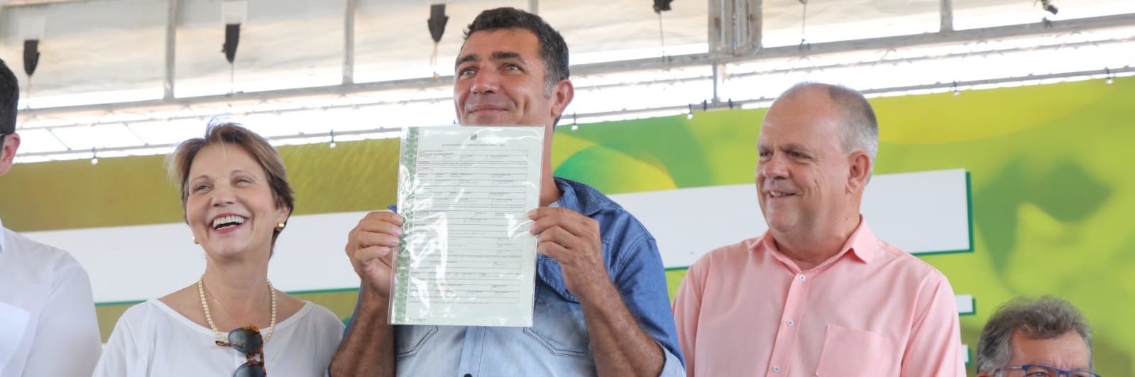 Belivaldo e ministra da Agricultura entregam cerca de 400 títulos de propriedade para assentados de Poço Redondo