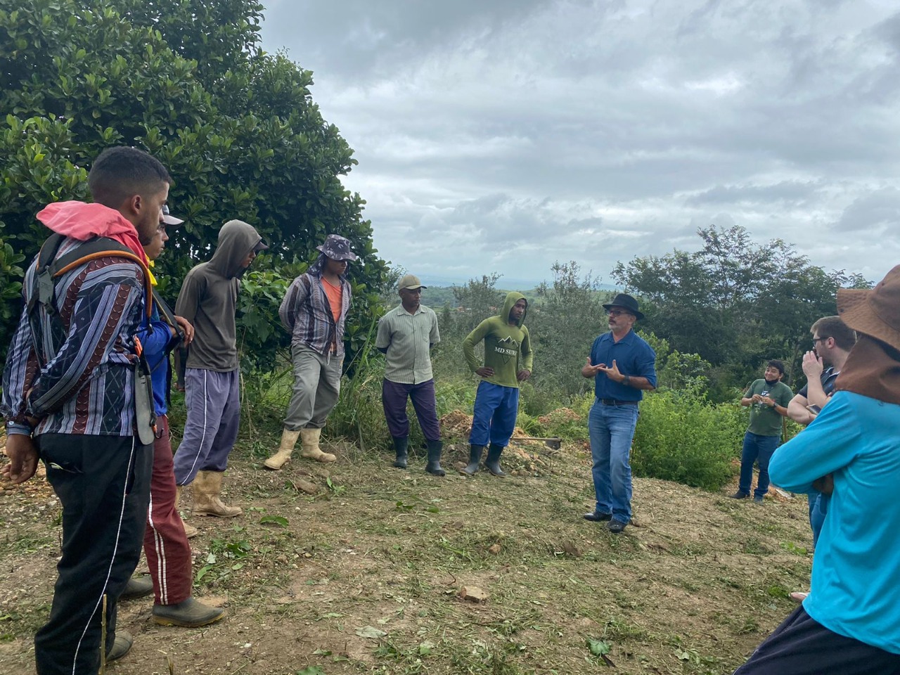 Produtor de orgânico realiza reflorestamento em comunidade com apoio da Emdagro